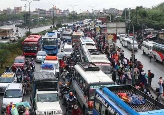 दशैँ–तिहार यात्राः भीड, जोखिमपूर्ण सडक र यात्रुको बाध्यता