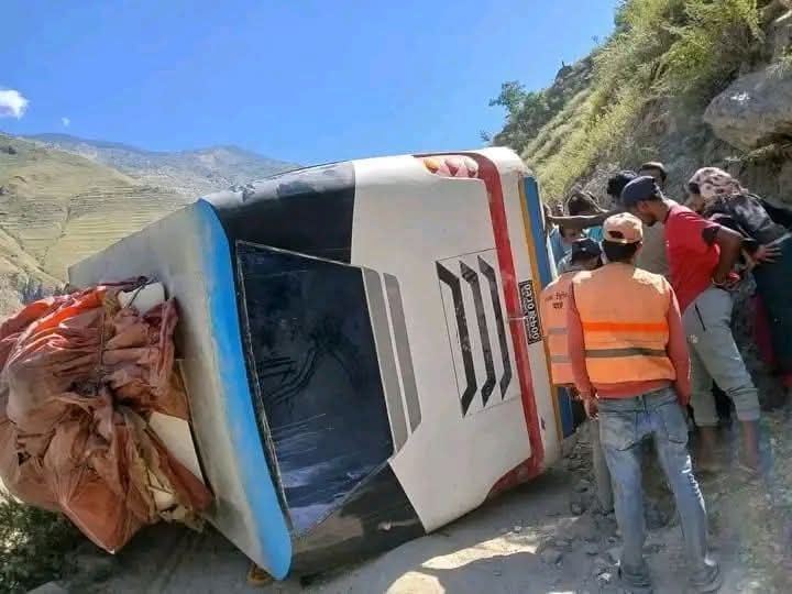 कर्णालीको दुर्गम बाटो  बाजुरामा बस दुर्घटना, तीन घाइते