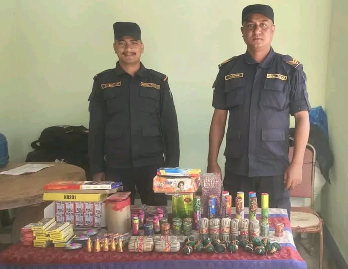 प्रहरीले बबई चेकपोष्टमा अवैध रूपमा ल्याइएको चिनी र पटका बरामद